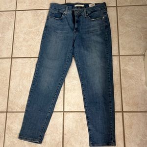 Levi’s classic crop jeans in med wash, size 6